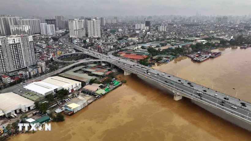 Mực nước sông Hồng chiều 12/9 tại cầu Vĩnh Tuy. (Ảnh: Vũ Sinh/TTXVN)