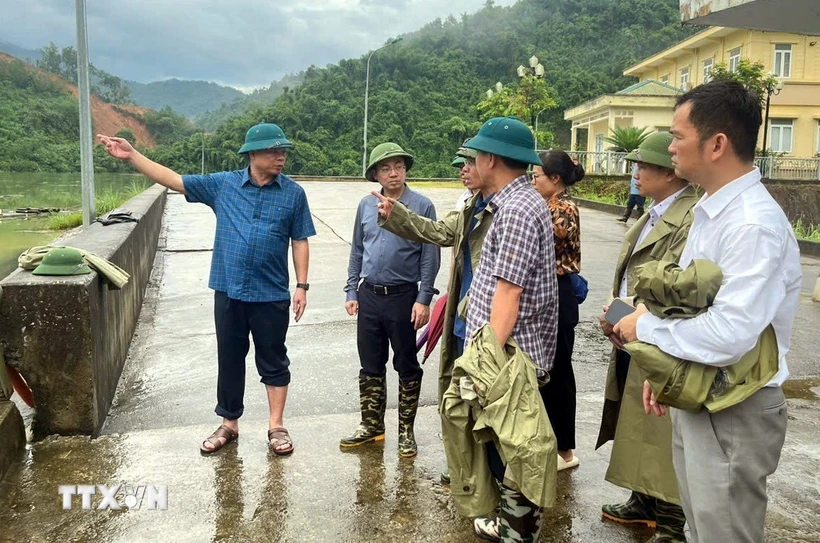 Bí thư Tỉnh ủy Bắc Kạn Hoàng Duy Chinh (trái, áo xanh thẫm) kiểm tra công tác ứng phó với bão, lũ tại Hồ chứa nước Nậm Cắt (xã Dương Quang, thành phố Bắc Kạn). (Ảnh: Công Hải/TTXVN)