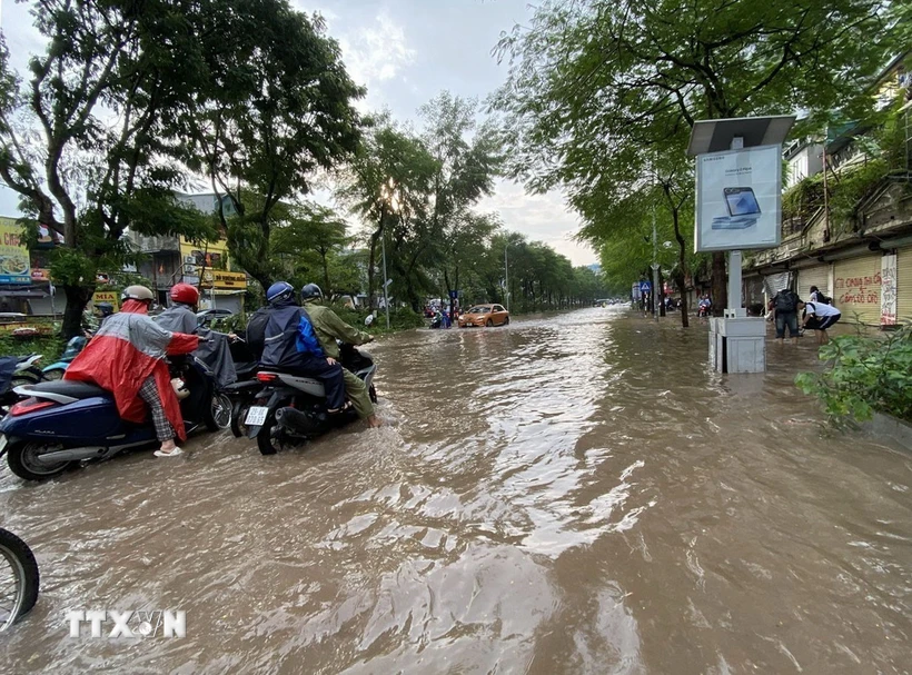 Ngập cục bộ trên phố Huỳnh Thúc Kháng, quận Đống Đa, Hà Nội. (Ảnh: Vũ Sinh/TTXVN)