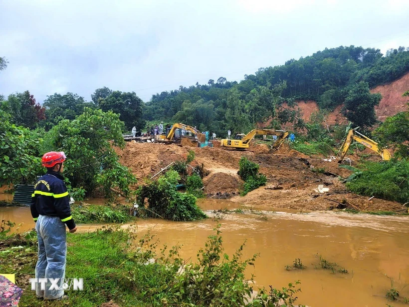 Cán bộ, chiến sỹ Công an tỉnh Hà Giang và các lực lượng chức năng nỗ lực tìm kiếm nạn nhân mất tích trong vụ sạt lở nghiêm trọng ở Hà Giang. (Ảnh: TTXVN phát)