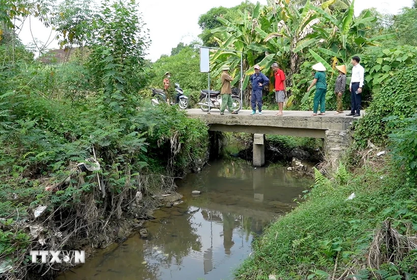 Cầu tràn qua suối Khe Cốc, xã Hoa Sơn, huyện Anh Sơn, tỉnh Nghệ An không có lan can. (Ảnh: Văn Tý/TTXVN)