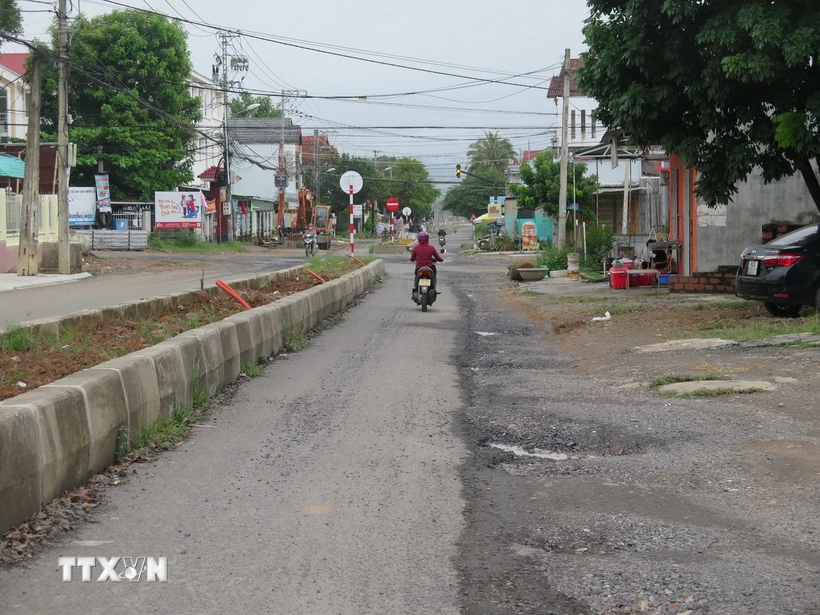 Làm dang dở, đường Trường Chinh (thành phố Kon Tum) gây nhiều khó khăn cho các phương tiện lưu thông. (Ảnh: Dư Toán/TTXVN)