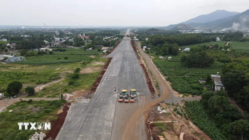 Thi công Dự án thành phần 3 Cao tốc Biên Hòa-Vũng Tàu giai đoạn 1 đoạn qua tỉnh Bà Rịa-Vũng Tàu. (Ảnh: Huỳnh Sơn/TTXVN)