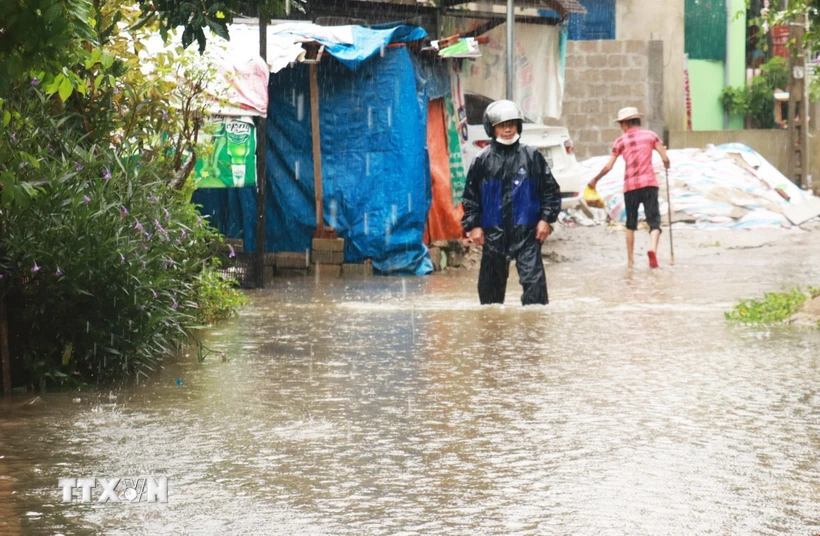 Một khu dân cư ở Quảng Trị bị ngập cục bộ sau mưa lớn. (Ảnh: Nguyên Lý/TTXVN)