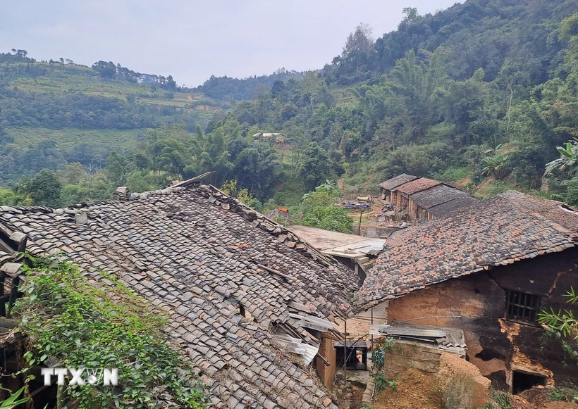 Do những đợt thiên tai, mưa bão, sạt lở, toàn bộ làng cổ thôn Thiên Hương (thị trấn Đồng Văn, Hà Giang) với những căn nhà gần 200 năm tuổi có nguy cơ cao bị “xóa sổ." (Ảnh: Đức Thọ/TTXVN)