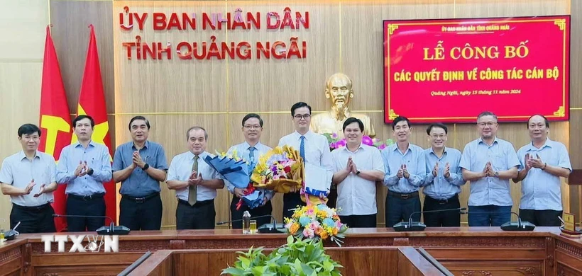 Lãnh đạo Ủy ban Nhân dân tỉnh Quảng Ngãi trao quyết định và tặng hoa chúc mừng Trưởng ban, Phó Trưởng Ban quản lý Khu kinh tế Dung Quất. (Ảnh: TTXVN)