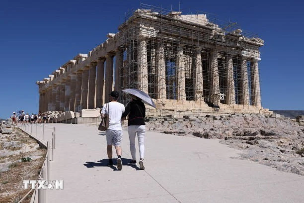 Du khách tham quan thành cổ Acropolis ở Athens, Hy Lạp. (Ảnh: Getty Images/TTXVN)