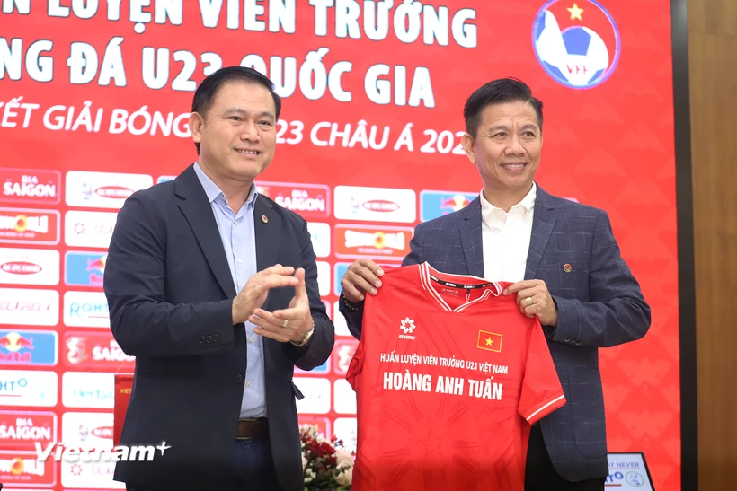 Huấn luyện viên Hoàng Anh Tuấn (phải) nhận nhiệm vụ dẫn dắt Đội tuyển U23 Việt Nam tham dự Vòng Chung kết U23 châu Á 2024. (Ảnh: Việt Anh/Vietnam+)