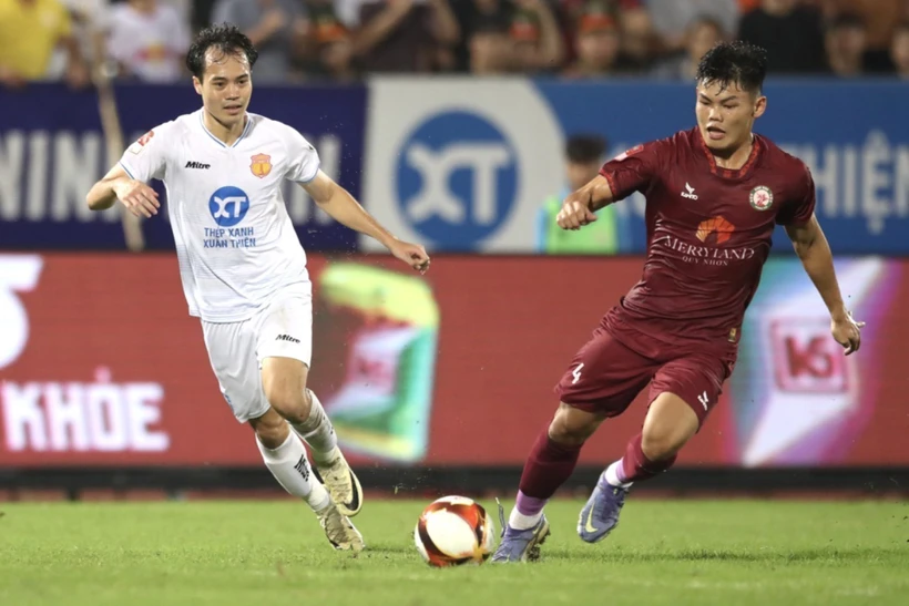 Đội đầu bảng Thép Xanh Nam Định (áo trắng) nhận thất bại 2-4 ngay trên sân nhà Thiên Trường trước đội khách MerryLand Quy Nhơn Bình Định. (Ảnh: Công Luật/TTXVN)