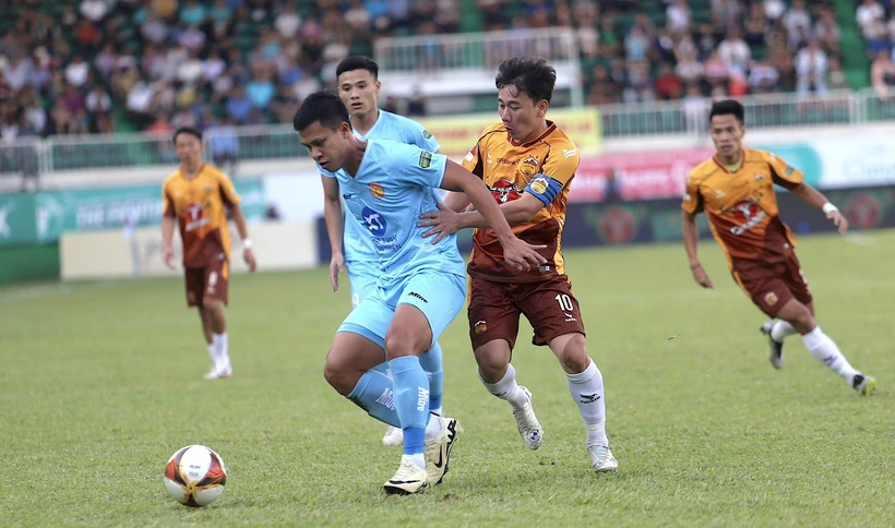 Đội đầu bảng Thép Xanh Nam Định (áo xanh) chia điểm với LPBank Hoàng Anh Gia Lai ở vòng 18 V-League 2023/24. (Ảnh: Quang Thái/TTXVN)