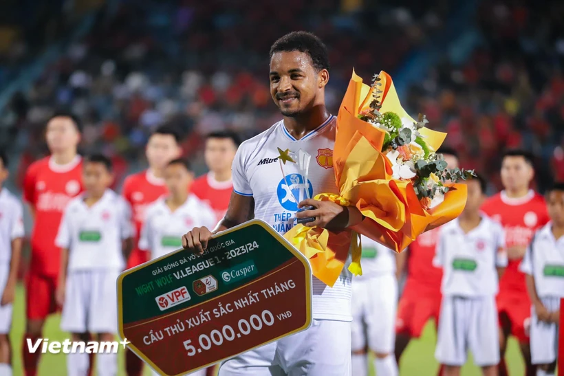 Tiền đạo Rafaelson đang xô đổ hàng loạt kỷ lục ghi bàn tại V-League 2023/24. (Ảnh: Việt Anh/Vietnam+)