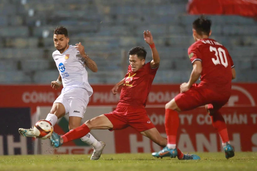 Thép Xanh Nam Định (áo trắng) sẽ chính thức lên ngôi vô địch V-League 2023-2024 nếu giành chiến thắng trước Khánh Hòa ở vòng 25. (Ảnh: TXNĐ)