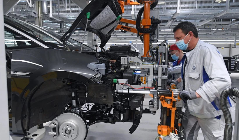 Công nhân làm việc tại nhà máy của hãng ôtô Volkswagen ở Zwickau, miền Đông Đức. (Ảnh: AFP/TTXVN)