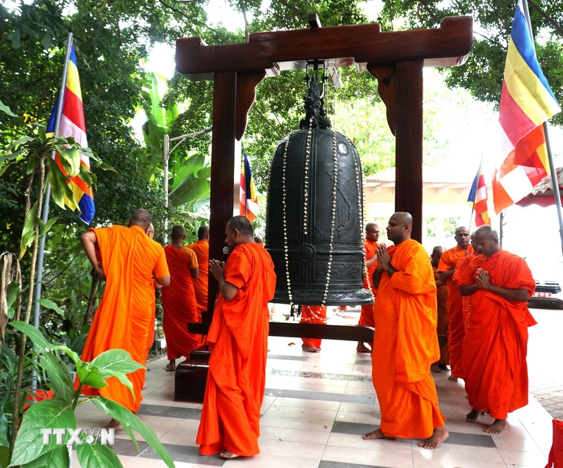 Các sư thày cử hành nghi lễ treo chuông tại Chùa Ti-Ratana Heights, Kuala Lumpur (Malaysia). (Ảnh: Hằng Linh/TTXVN)