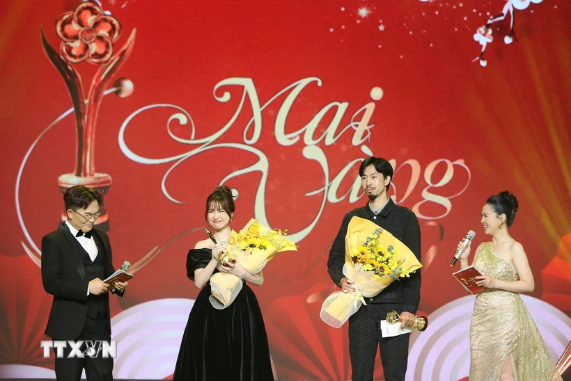 Đen Vâu và Hòa Minzy nhận giải thưởng ca sỹ được yêu thích nhất ở lĩnh vực âm nhạc. (Ảnh: Thu Hương/TTXVN)