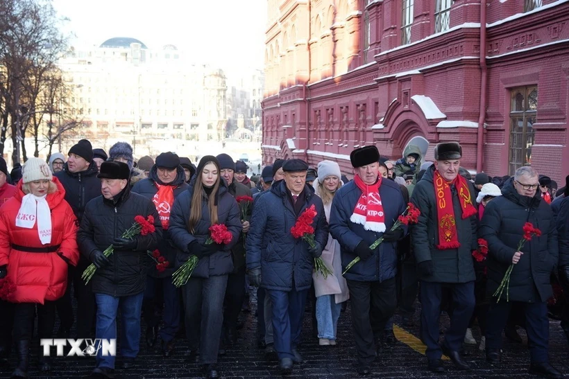 Chủ tịch đảng Cộng sản Liên bang Nga Gennady Zyuganov dẫn đầu đoàn người đặt hoa trước Lăng Lenin. (Ảnh: Quang Vinh/TTXVN)
