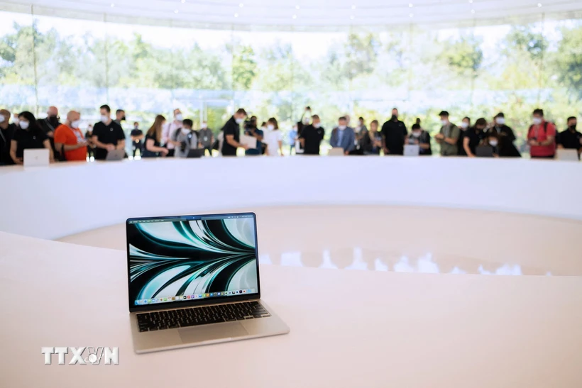 Máy tính Macbook Air của Apple được trưng bày tại trụ sở ở Cupertino, California, Mỹ. (Ảnh: AFP/TTXVN)