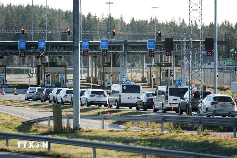 Các phương tiện xếp hàng tại cửa khẩu biên giới Nuijamaa giữa Phần Lan và Nga, tại Lappeenranta, Phần Lan, ngày 17/11/2023. (Ảnh: AFP/TTXVN)