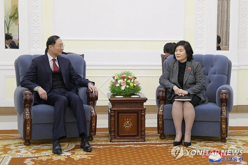 Bộ trưởng Ngoại giao Triều Tiên Choe Son Hui (phải) tiếp Thứ trưởng Ngoại giao Trung Quốc Tôn Vệ Đông. (Nguồn: Yonhap)
