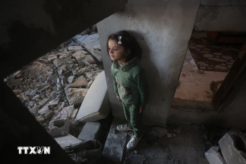Em nhỏ bị mất nhà cửa sau vụ không kích của Israel xuống thành phố Rafah, Dải Gaza, ngày 3/2/2024. Ảnh: THX/TTXVN