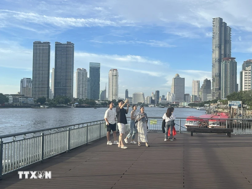 Khách du lịch chụp hình bên bờ sông Chao Phraya. (Ảnh: Huy Tiến/TTXVN)