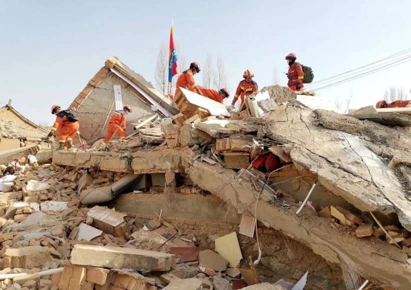 Hoạt động cứu hộ được tiến hành tại hiện trường một vụ động đất ở Trung Quốc. (Ảnh: THX/TTXVN)