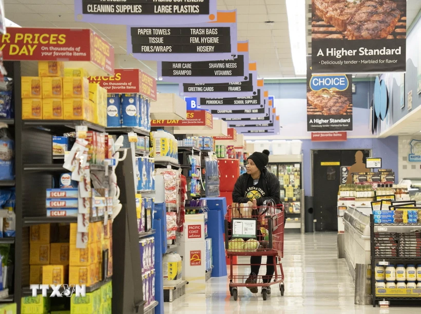 Người dân mua sắm tại siêu thị ở California, Mỹ. (Ảnh: THX/TTXVN)
