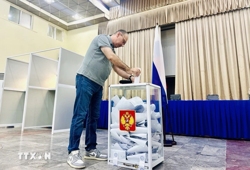 Một cử tri Nga bỏ phiếu bầu Tổng thống Liên bang Nga tại điểm bỏ phiếu ở Đại sứ quán Liên bang Nga (Hà Nội). (Ảnh: Việt Đức/TTXVN)
