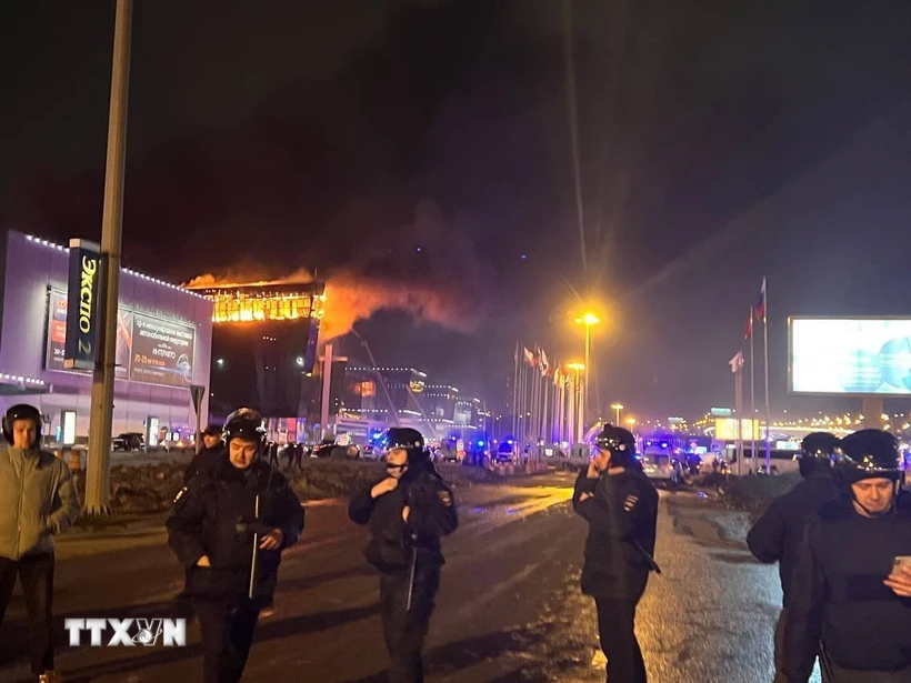 Lực lượng an ninh được triển khai tại hiện trường vụ nổ súng nhằm vào trung tâm thương mại “Crocus City Hall” ở Moskva, Nga tối 22/3. (Ảnh: AA/TTXVN)

