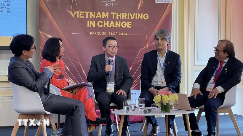 Các diễn giả chia sẻ các câu chuyện thành công và kinh nghiệm các nước để từ đó đề xuất các giải pháp phát triển kinh tế-xã hội Việt Nam. (Ảnh: Thu Hà/TTXVN)