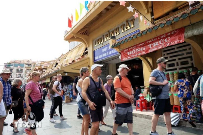 Đoàn khách quốc tế tham quan Chợ Bình Tây, ngôi chợ có kiến trúc đẹp bậc nhất Thành phố Hồ Chí Minh. (Ảnh: Hồng Đạt/TTXVN)