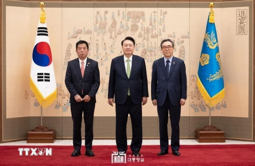 ประธานาธิบดียุนซอกยอลแห่งเกาหลี และรัฐมนตรีต่างประเทศโช แทยุล ให้การต้อนรับเอกอัครราชทูตวู โฮ (ภาพ: สำนักงานประธานาธิบดีแห่งสาธารณรัฐเกาหลี/ออกอากาศ VNA)