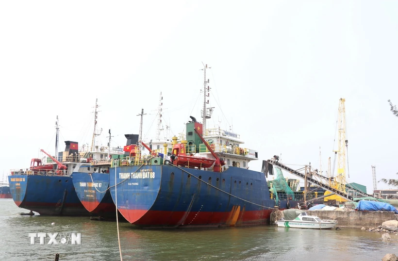 Tàu tải trọng lớn cập cảng biển Cửa Việt (Quảng Trị) để nhận hàng trên Hành lang Kinh tế Đông-Tây. (Ảnh: Nguyên Lý/TTXVN)