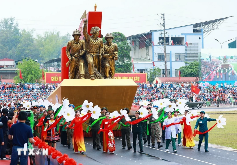 Xe mô hình Chiến thắng Điện Biên Phủ diễu hành tại Lễ kỷ niệm 70 năm Chiến thắng Điện Biên Phủ. (Ảnh: Lâm Khánh/TTXVN)