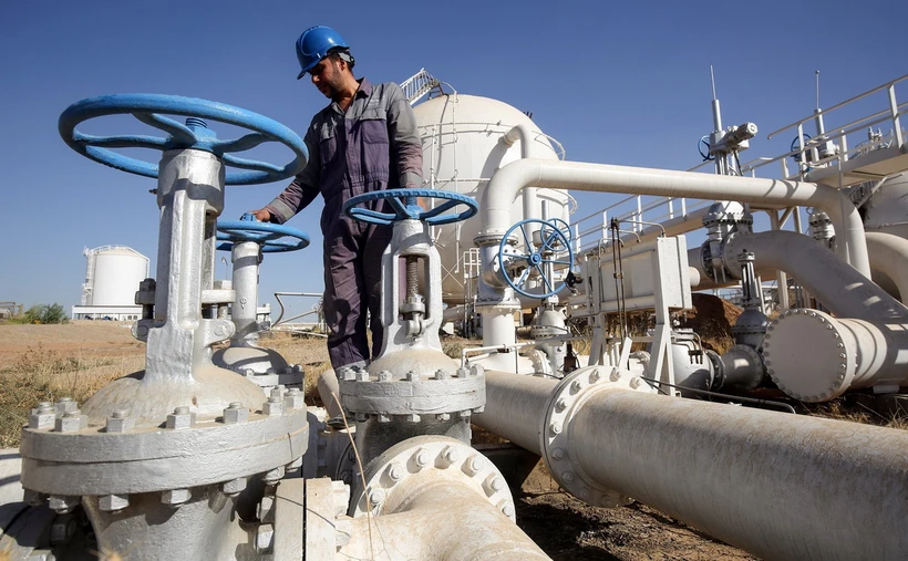 Công nhân kiểm tra đường ống dẫn dầu ở giếng dầu Bai Hassan, thành phố Kirkuk, Iraq. (Ảnh: AFP/TTXVN)