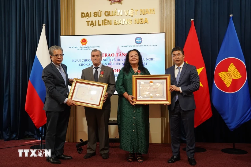 Huân chương Hữu nghị được tặng cho 2 Phó chủ tịch Hội hữu nghị Nga-Việt, bà Regina Bundarina và ông Vladimir Ruvimov. (Ảnh: Duy Trinh/TTXVN)