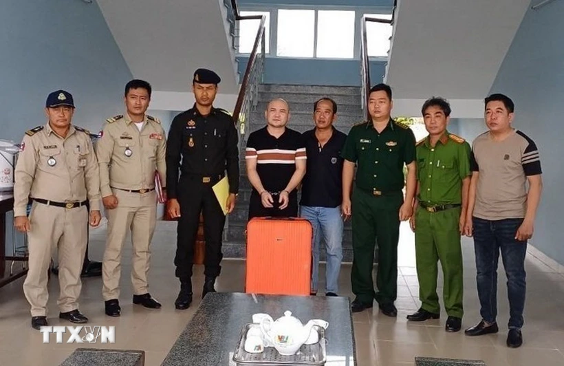 Đối tượng Nguyễn Ánh Dương bị các lực lượng chức năng Việt Nam-Campuchia phối hợp bắt giữ khi đang lẩn trốn tại Campuchia. (Ảnh: TTXVN phát)