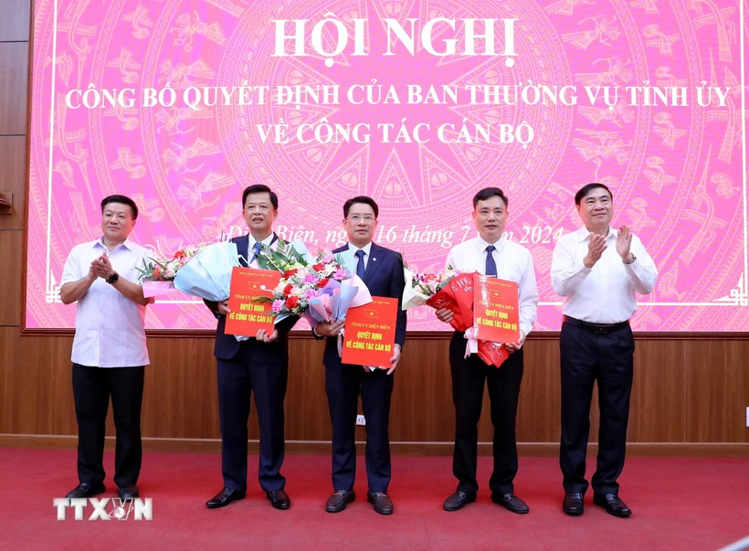 Bí thư Tỉnh ủy Điện Biên Trần Quốc Cường (phải) và Chủ tịch Hội đồng Nhân dân tỉnh Điện Biên Lò Văn Phương trao Quyết định và hoa chúc mừng các đồng chí được bổ nhiệm vị trí công tác mới. (Ảnh: Trung Kiên/TTXVN)