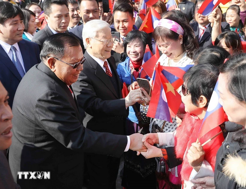 Tổng Bí thư Nguyễn Phú Trọng và Tổng Bí thư, Chủ tịch nước Lào Bounnhang Vorachith với nhân dân Thủ đô Hà Nội, sáng 19/12/2017. (Ảnh: Phương Hoa/TTXVN)