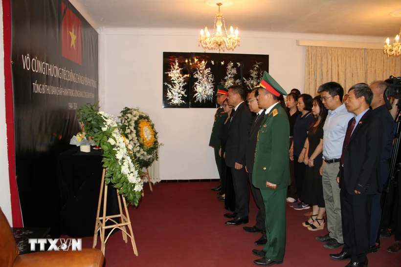 Toàn thể cán bộ, nhân viên Đại sứ quán và các cơ quan đại diện Việt Nam tại Algeria dành một phút mặc niệm tưởng nhớ và tiễn biệt Tổng Bí thư Nguyễn Phú Trọng. (Ảnh Trung Khánh/TTXVN)