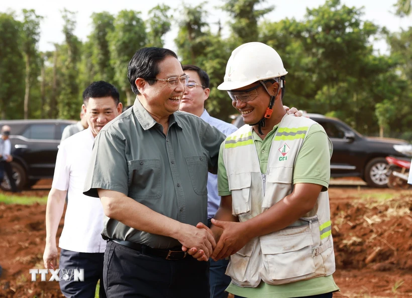 Thủ tướng Phạm Minh Chính thăm hỏi, động viên công nhân thi công đường bộ cao tốc Khánh Hòa-Buôn Ma Thuột. (Ảnh: Dương Giang/TTXVN)