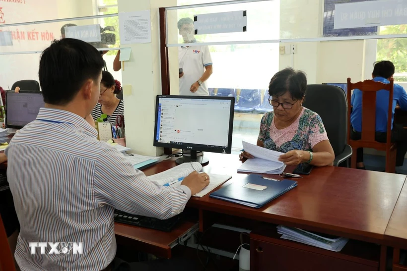 Người dân đến làm thủ tục hành chính tại bộ phận một cửa UBND phường 1, thành phố Vũng Tàu. (Ảnh: Hoàng Nhị/TTXVN)