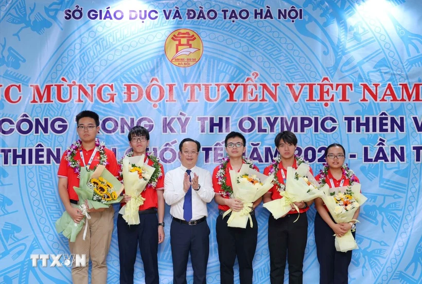 Tran The Cuong, Direktor des Ministeriums für Bildung und Ausbildung in Hanoi, gratulierte den Schülern und überreichte ihnen Leistungsurkunden. (Foto: Thanh Tung/VNA)