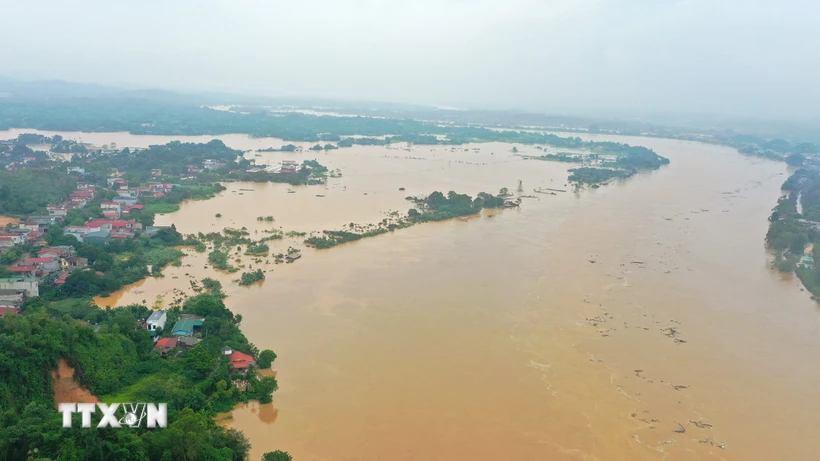 Nước lũ trên sông Hồng đoạn qua Yên Bái tiếp tục lên chậm sau đó đạt đỉnh ở mức 34,00m (trên báo động 3: 2,0m), sau xuống chậm. (Ảnh: Tuấn Anh/TTXVN)