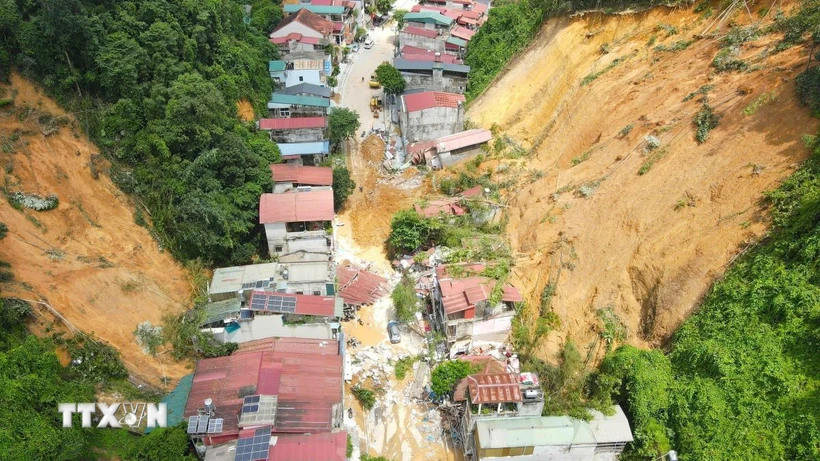 Hiện trường vụ sạt lở đất khiến 2 người tử vong tại phường Yên Ninh, thành phố Yên Bái. (Ảnh: Tuấn Anh/TTXVN)