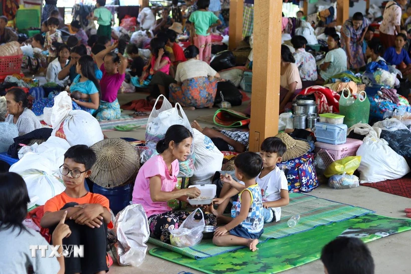 Người dân tạm trú tại một tu viện ở Nay Pyi Taw, Myanmar sau khi phải rời bỏ nhà cửa tránh lũ lụt. (Ảnh: THX/TTXVN)