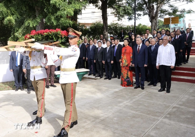 Tổng Bí thư, Chủ tịch nước Tô Lâm và phu nhân dâng hoa tại Tượng đài Chủ tịch Hồ Chí Minh ở Thủ đô La Habana, Cuba. (Ảnh: Lâm Khánh/TTXVN)