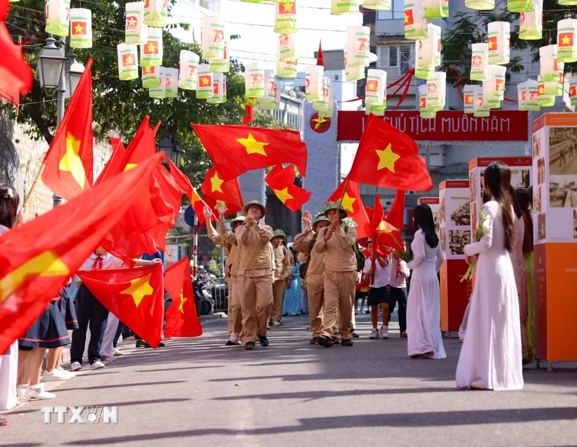 Tái hiện hình ảnh đoàn quân tiến về Hà Nội. (Ảnh: Thanh Tùng/TTXVN)