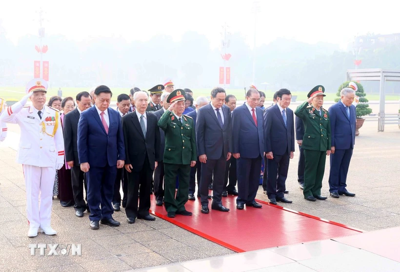 Các đồng chí lãnh đạo, nguyên lãnh đạo Đảng, Nhà nước tưởng nhớ Chủ tịch Hồ Chí Minh. (Ảnh: An Đăng/TTXVN)