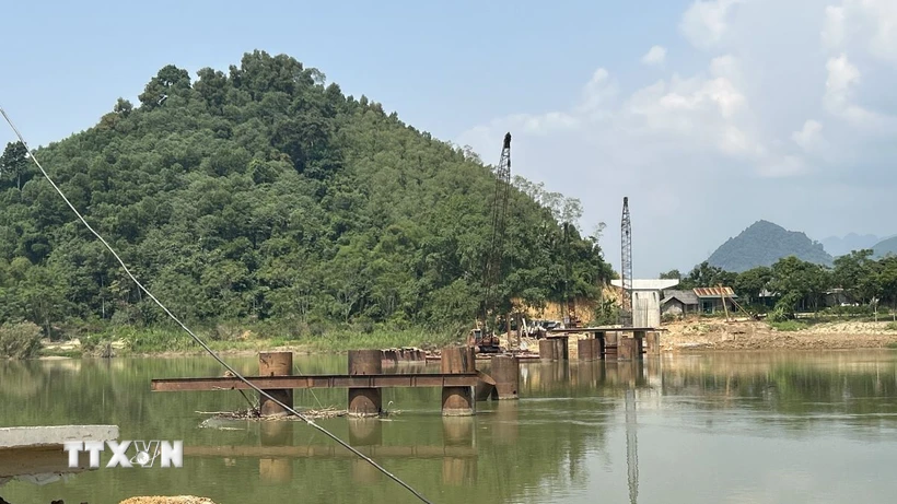 Tại cầu Hàm Yên đã được bàn giao mặt bằng thi công các trụ dưới nước và đang thi công trở lại sau ảnh hưởng bão và hoàn lưu bão số 3. (Ảnh: Diệp Anh/TTXVN)